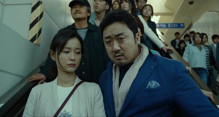 南韓首部活屍電影《失速列車》講述遭受殭屍襲擊的乘客，如何在人性中存活。